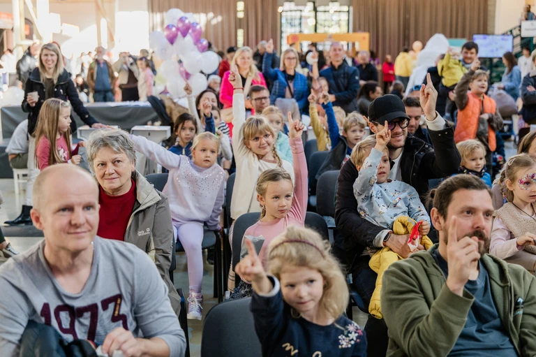 Detský deň v Bratislave - Rodiny a deti sledujú program na festivale Svet deťom