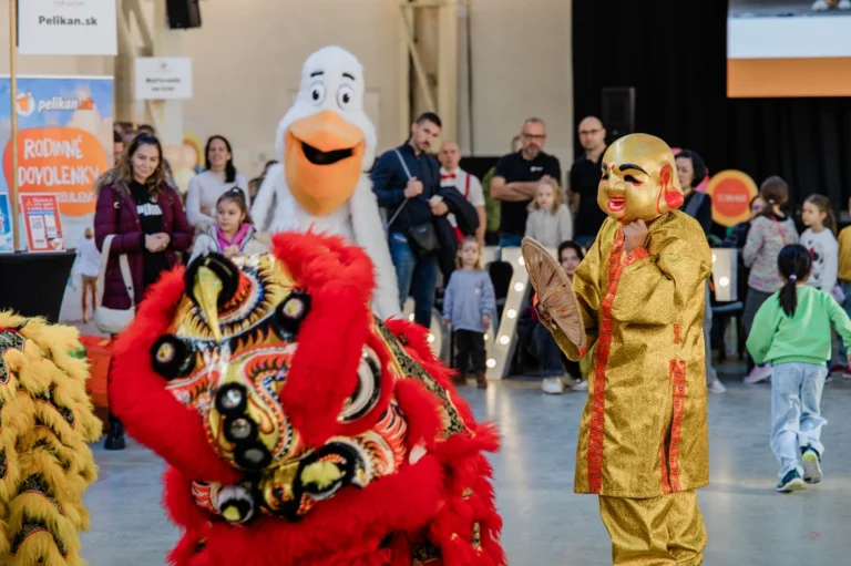 Detský deň v Bratislave - Vietnamský dračí tanec na festivale Svet deťom
